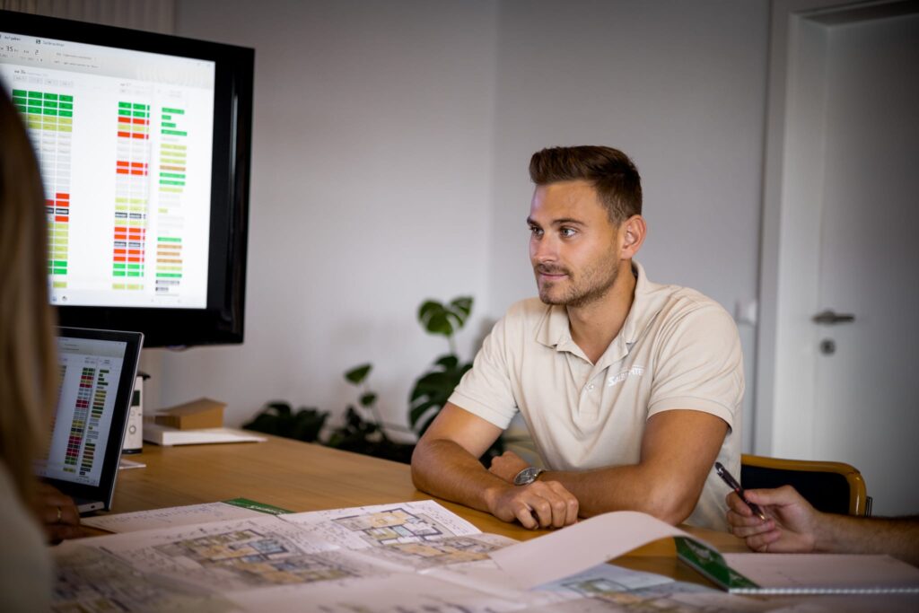 Technischer Zeichner arbeitet am modernen CAD-Arbeitsplatz bei Holzbau Salbrechter in Althofen. Digitale Planung, innovative Holzbauprojekte und ein attraktiver Bürojob bieten beste Karrierechancen für Bautechnische Zeichner und Konstrukteure in Kärnten.